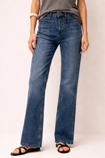 Jeans Flared con Bolsillos Delanteros - SystemAction